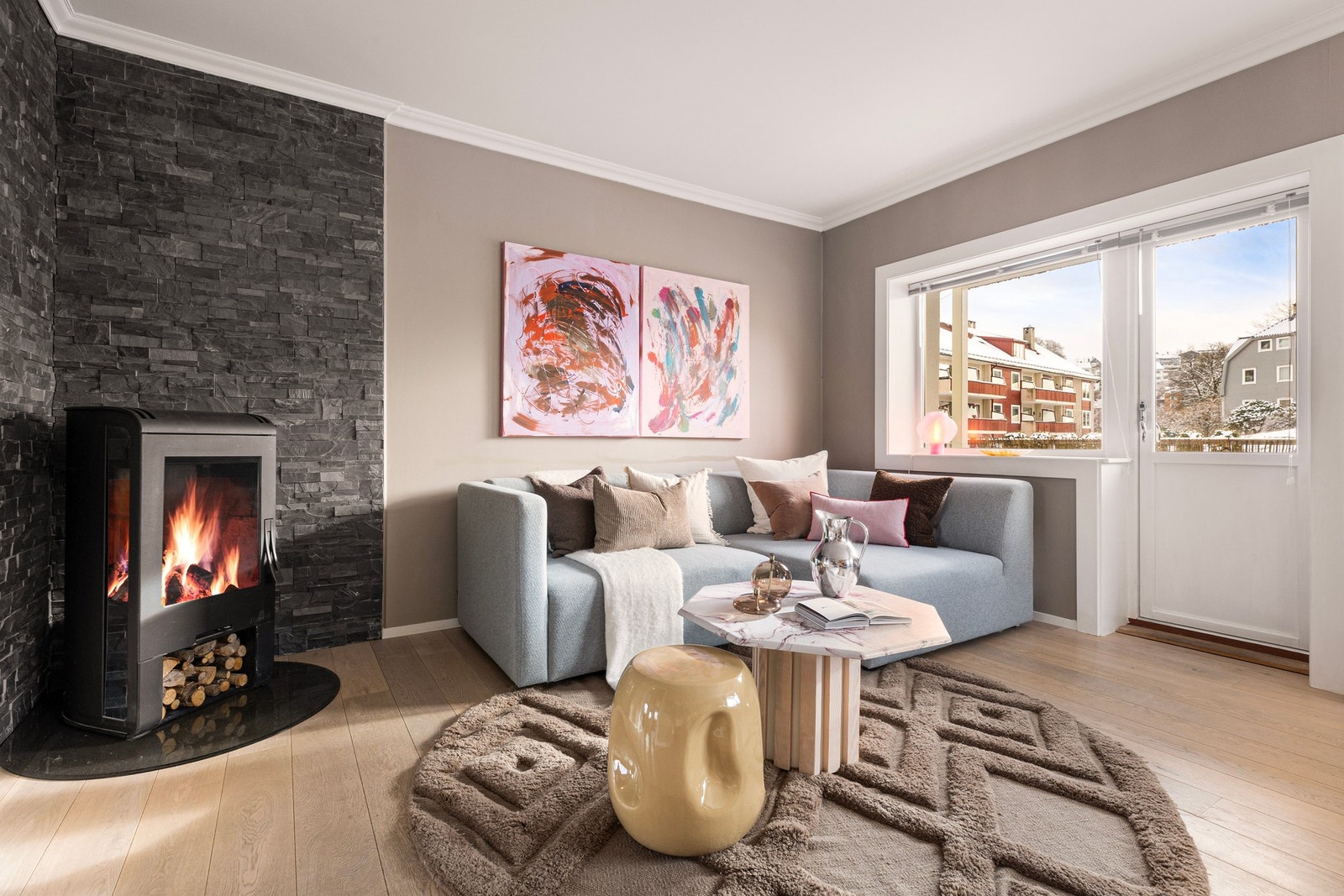 Peisen i stuen gir god varme - Vindu fra 2006 og 2014 gir god isolasjon Galleribilde