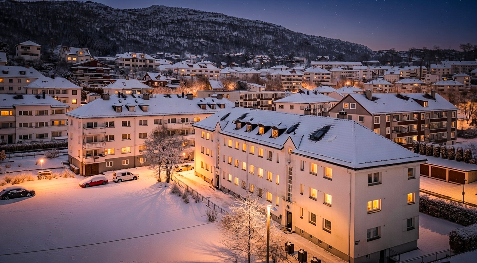 Taket på bygningen ble byttet i 2019 - Da ble også fasaden malt Galleribilde