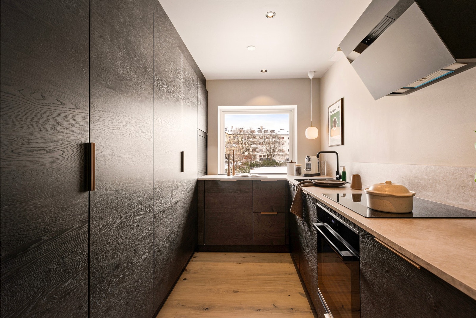 Kjøkkenet ble pusset opp i 2025 med påkostet innredning fra Kvik - Meget god skap- og benkeplass Galleribilde