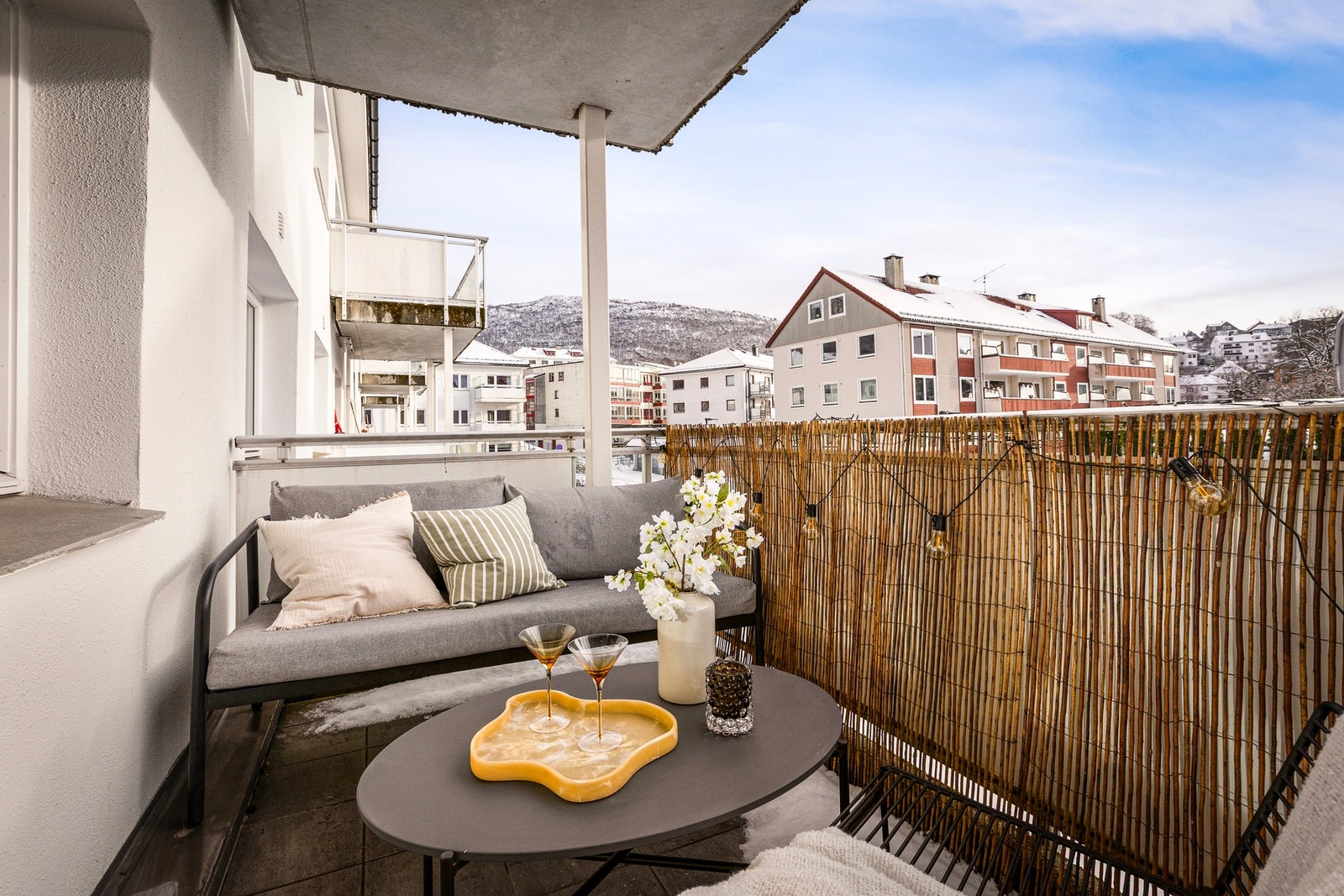 Sørvendt balkong på 7,5 kvm - Her er det sol fra morgen til rundt kl. 20 midtsommers Galleribilde