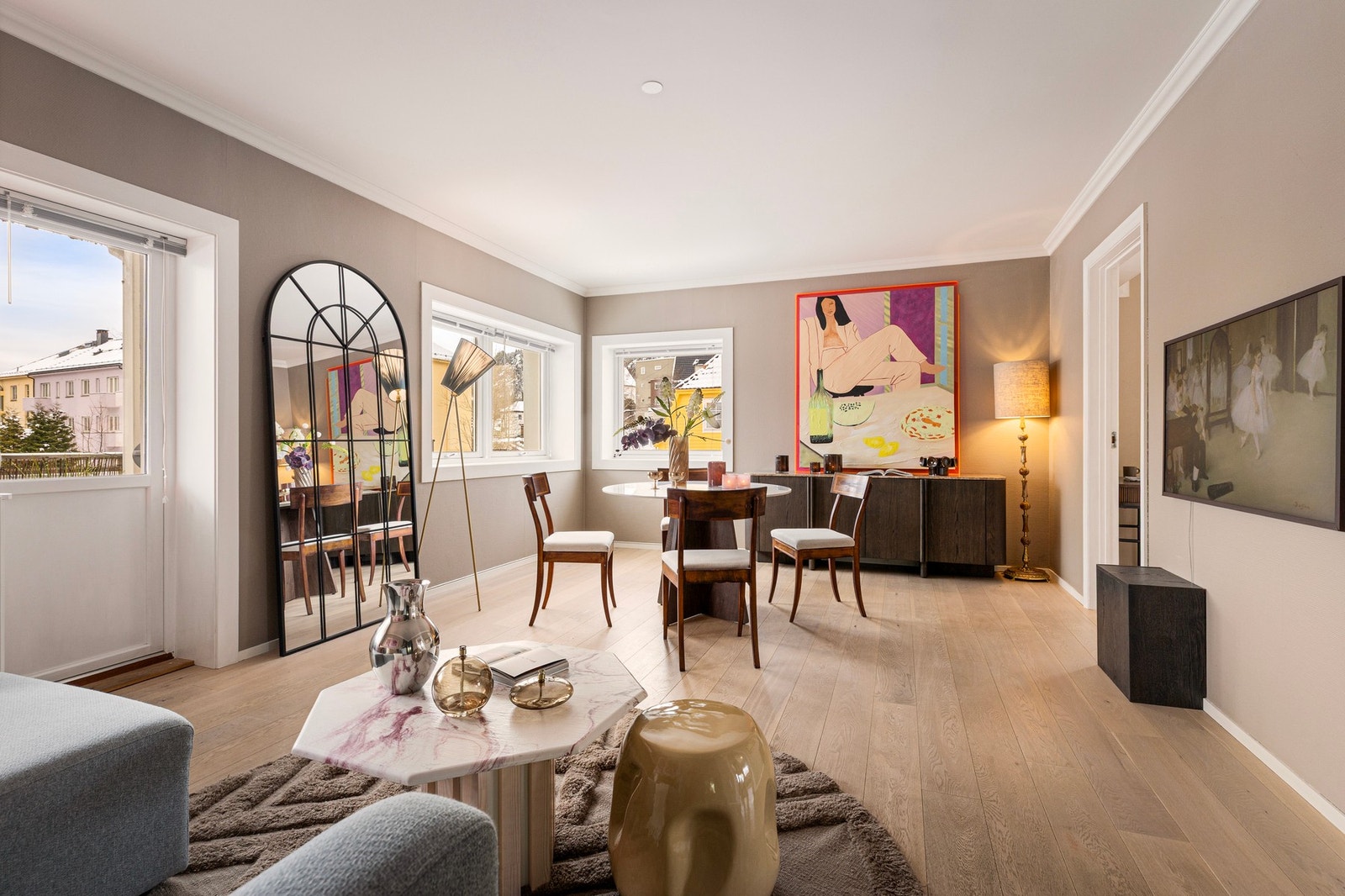 Som hjørneleilighet får stuen ekstra vindu, noe som sørger for godt naturlig lys i stuen Galleribilde