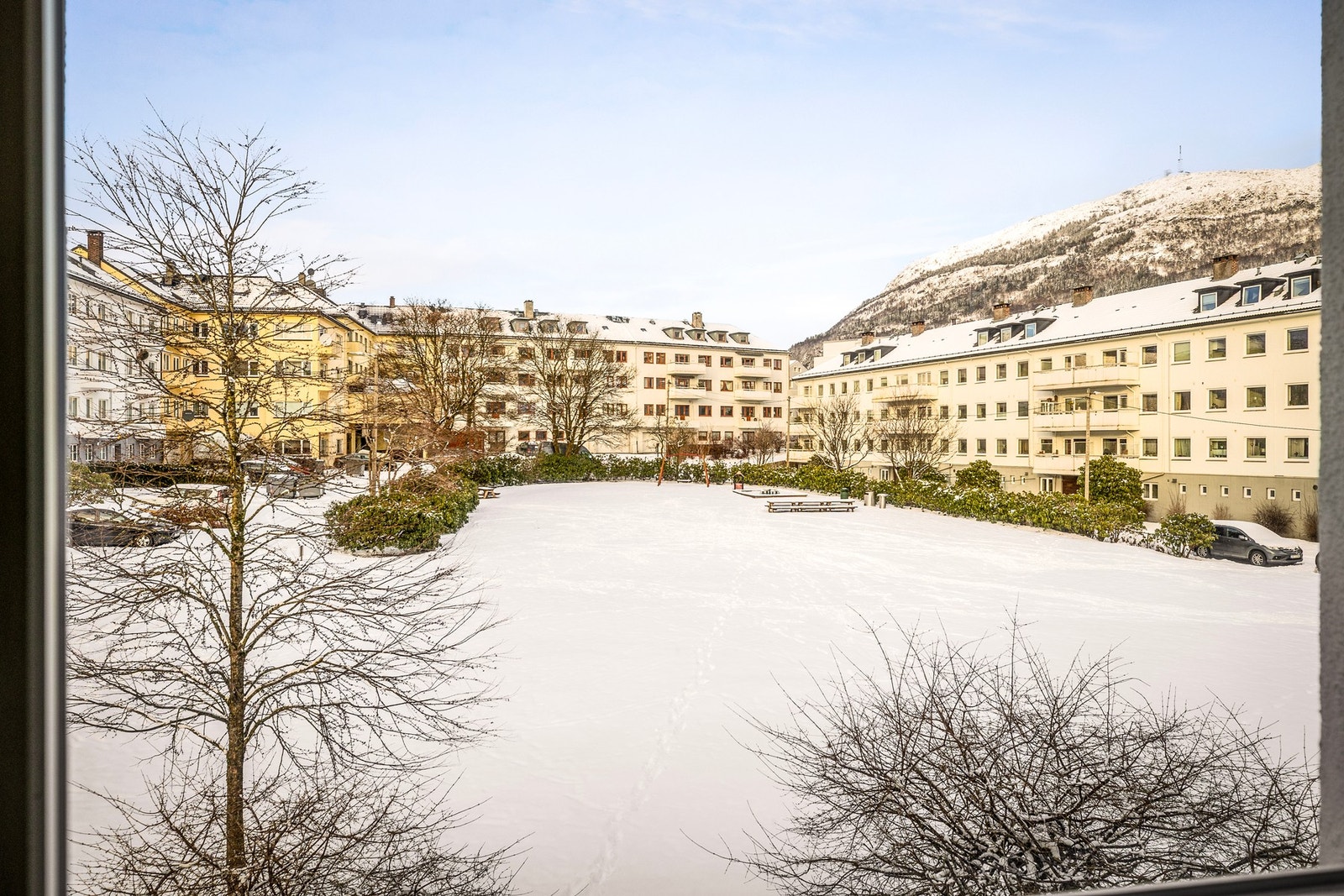 Fra kjøkkenet er det utsikt til Ulriken - På denne siden av bygningen grenser man til en stor park Galleribilde