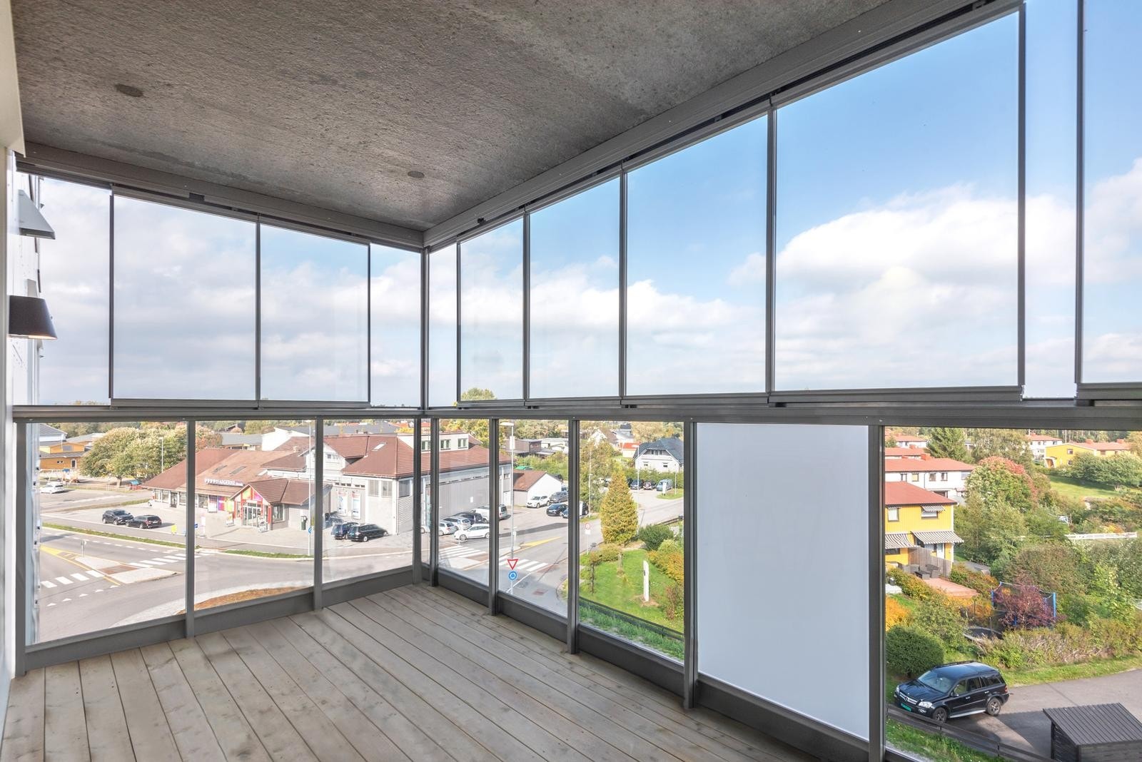 Balkong - romslig innglasset balkong. Galleribilde