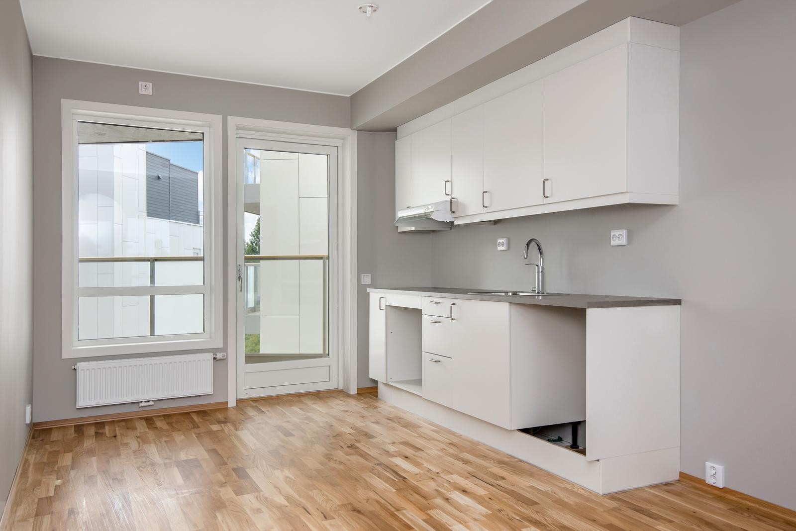 Stue/kjøkken - komfyr/platetopp, oppvaskmaskin og kombiskap medfølger. Galleribilde