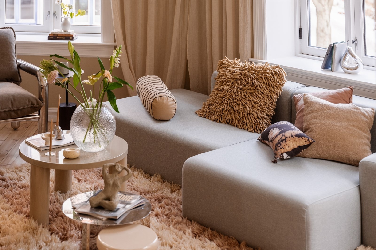 En sjelden mulighet for deg som ønsker en lys, gjennomført og klassisk leilighet med det lille ekstra. Galleribilde