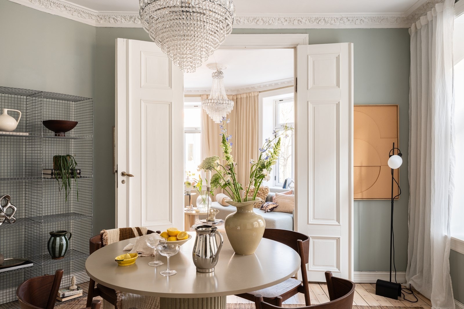 Fløydører mellom stuene skaper en åpen og sosial atmosfære. Galleribilde