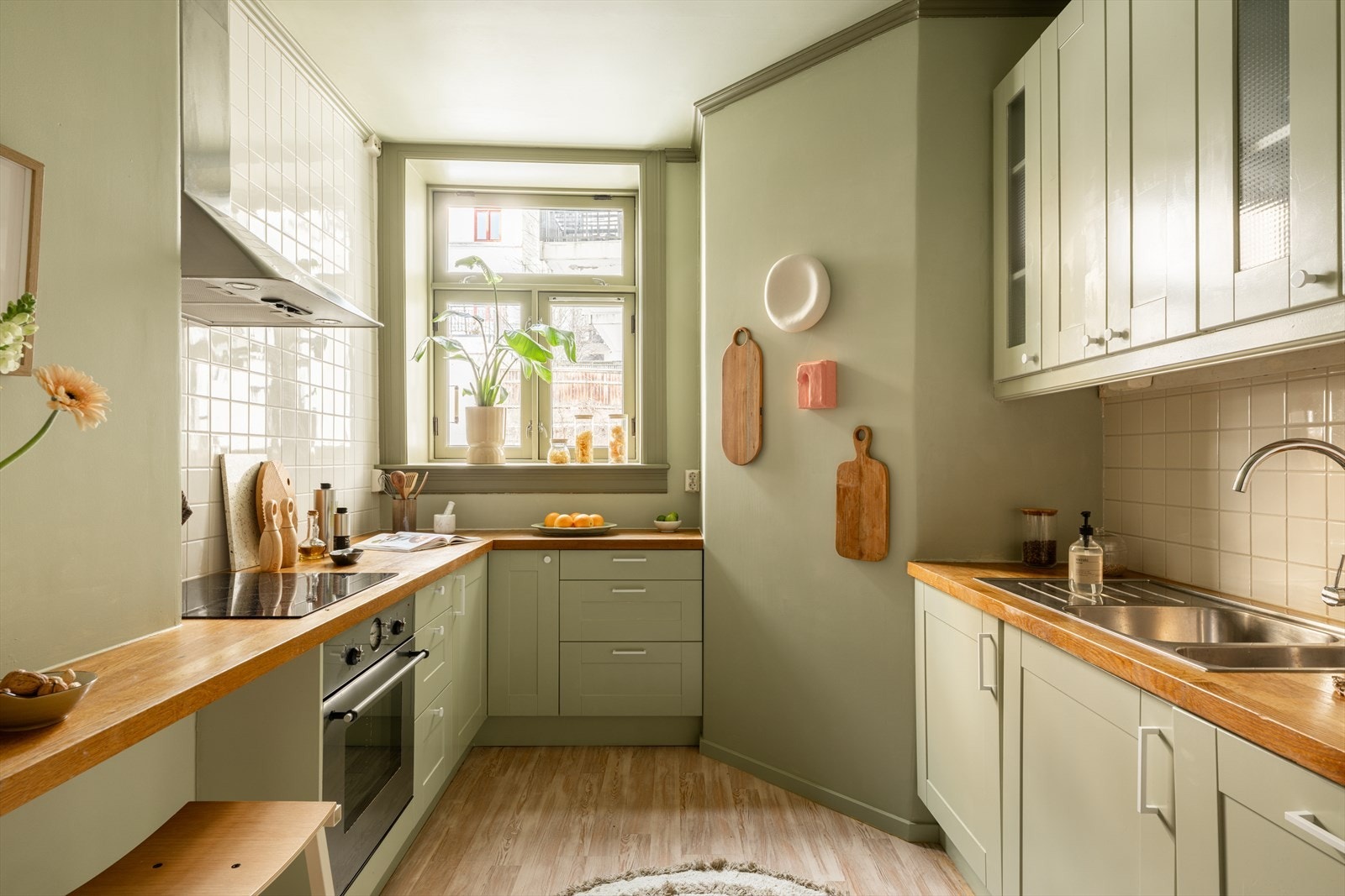 Leilighetens separate kjøkken er praktisk innredet med god benke- og skapplass. Galleribilde