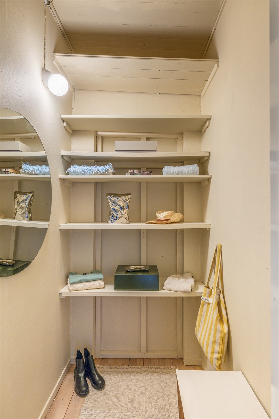 Leiligheten har en praktisk innvendig bod og disponerer to eksterne boder: en i kjelleren og en på loftet. Galleribilde