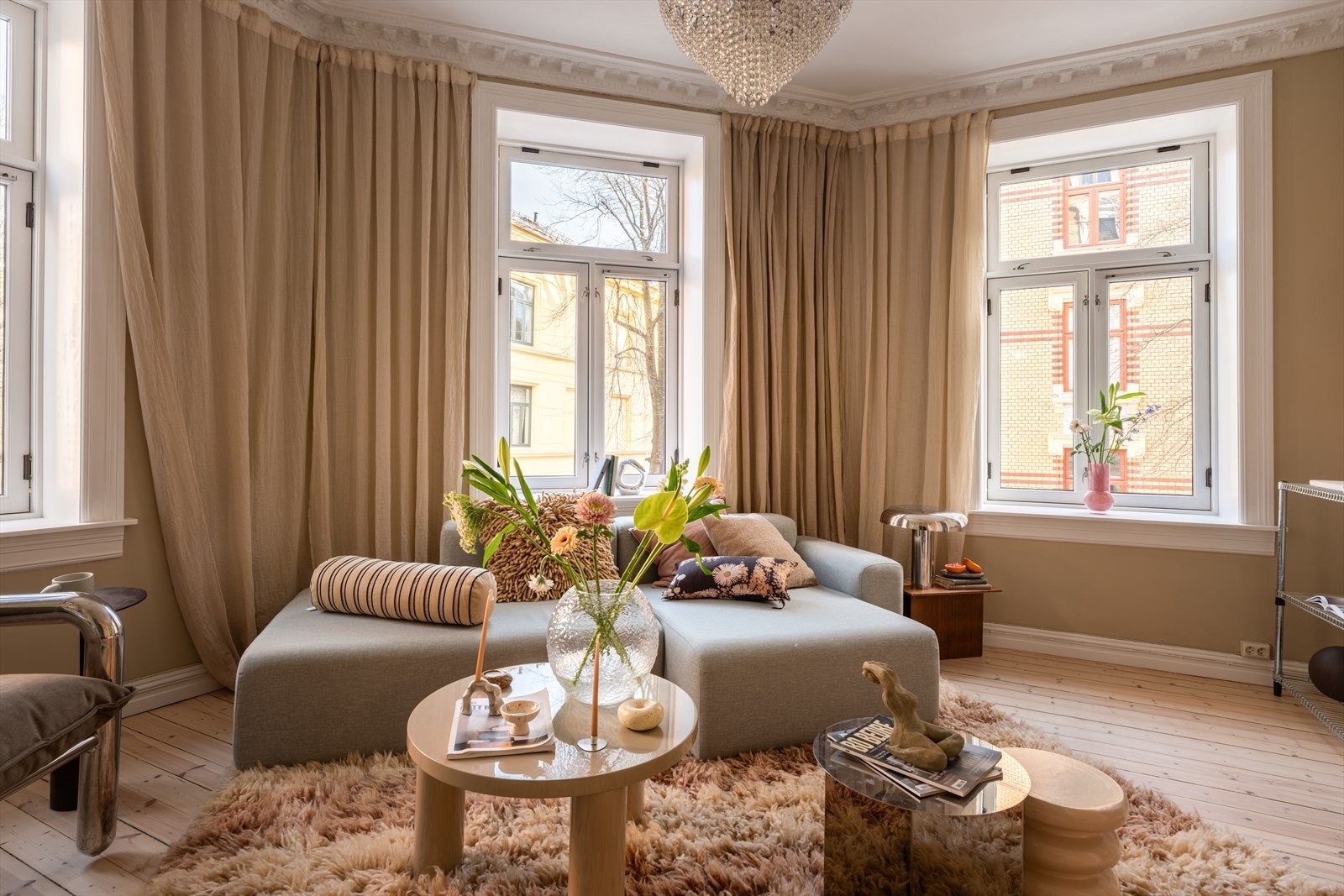 Store vindusflater med dype karmer slipper inn rikelig med dagslys. Galleribilde