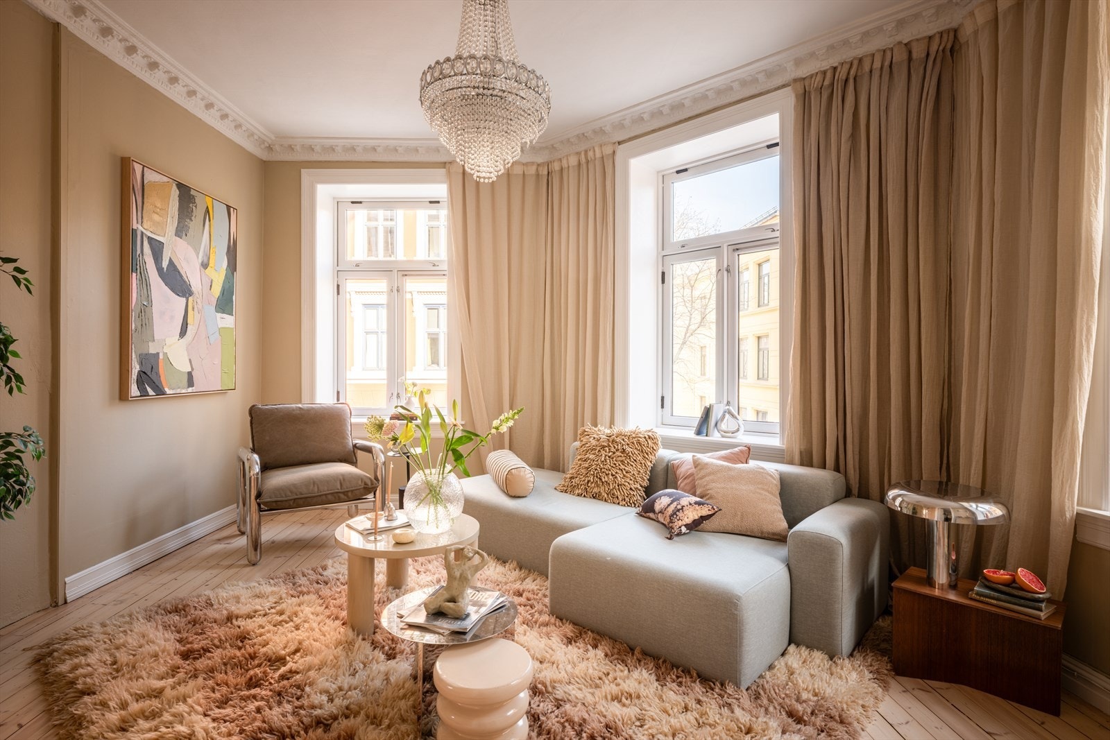 De klassiske detaljene og den generøse takhøyden er gjennomgående. Galleribilde