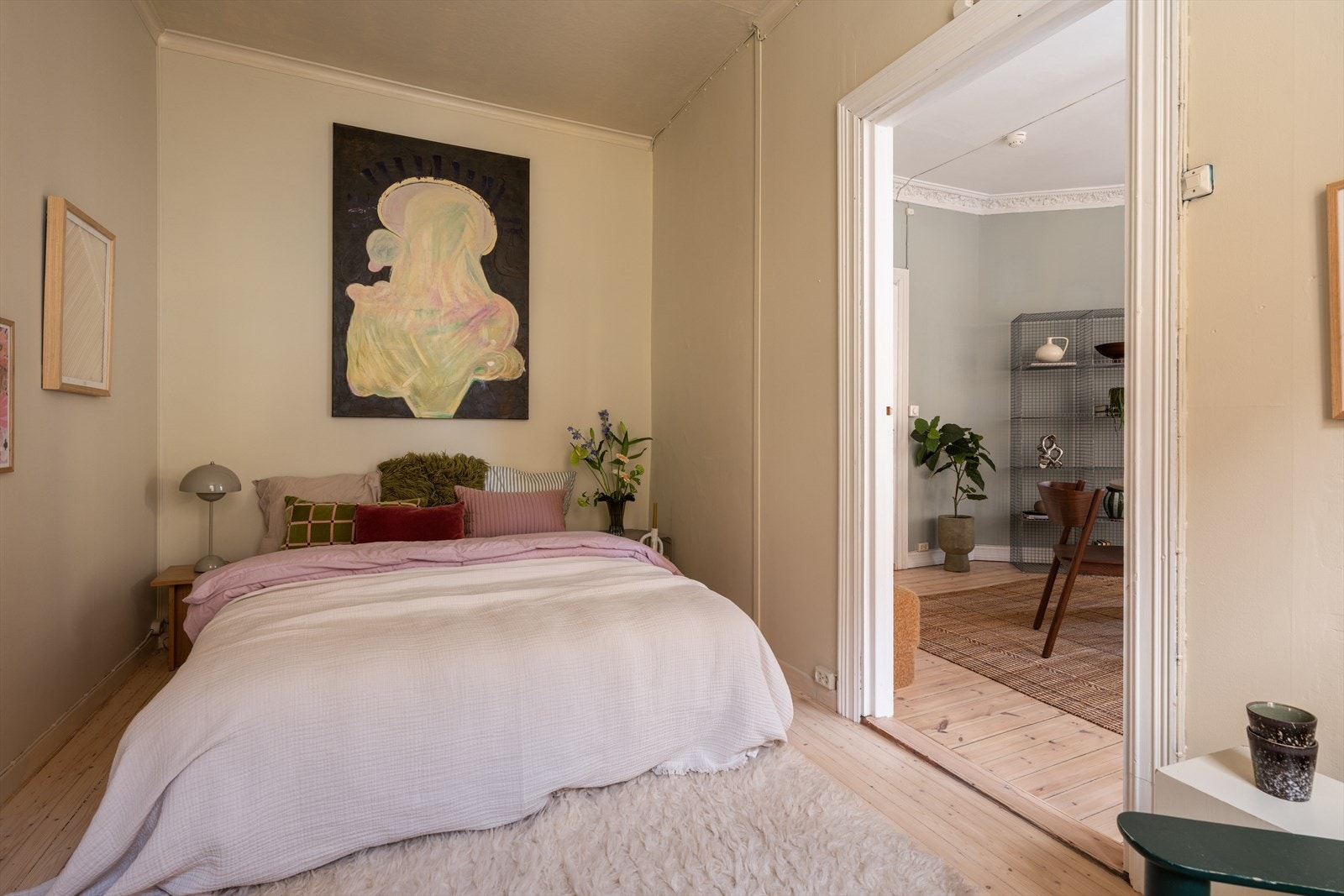 Soverommet er av god størrelse med plass til dobbeltseng og øvrig møblement. Galleribilde