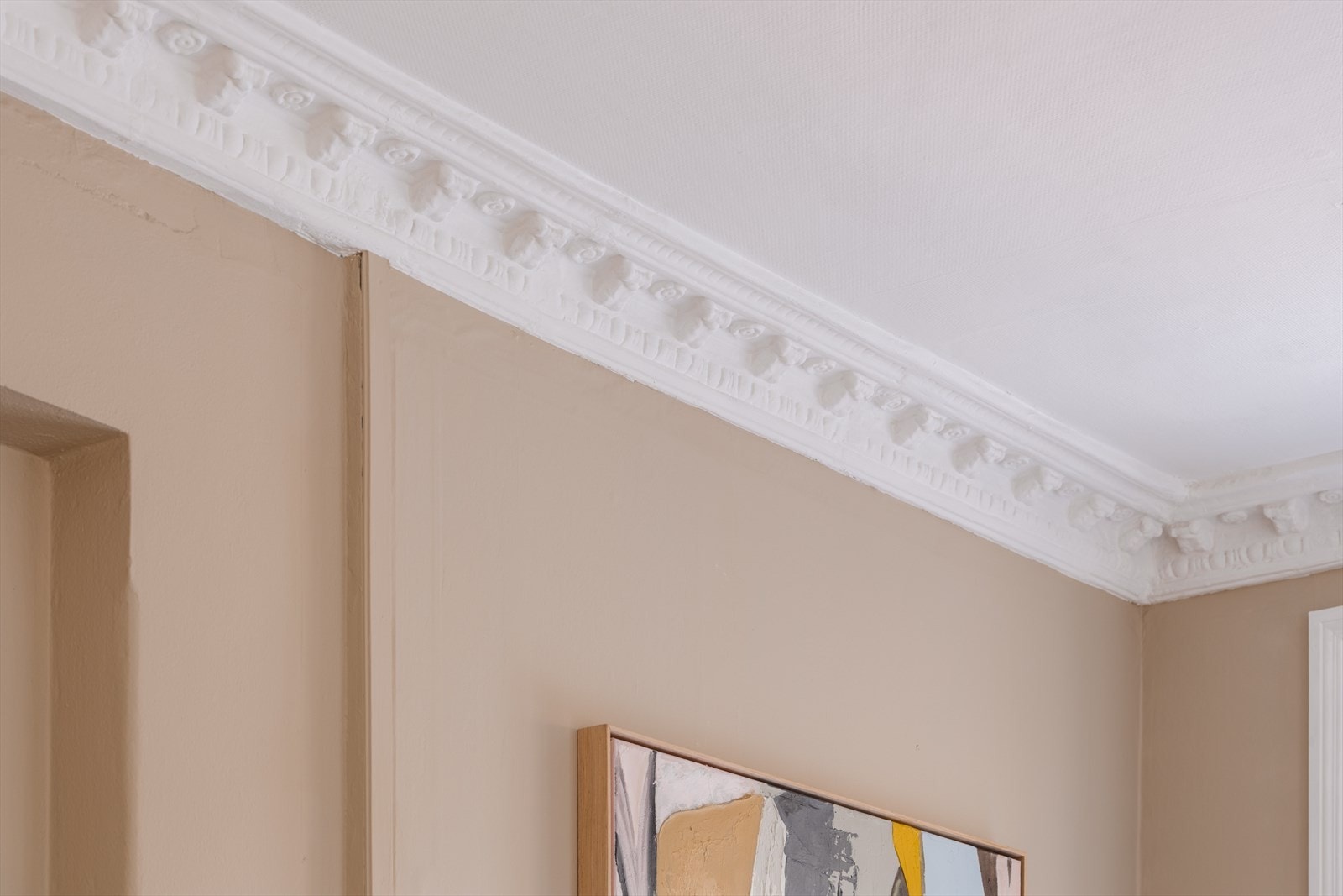 Detaljer som stukkatur i taket er godt bevart. Galleribilde