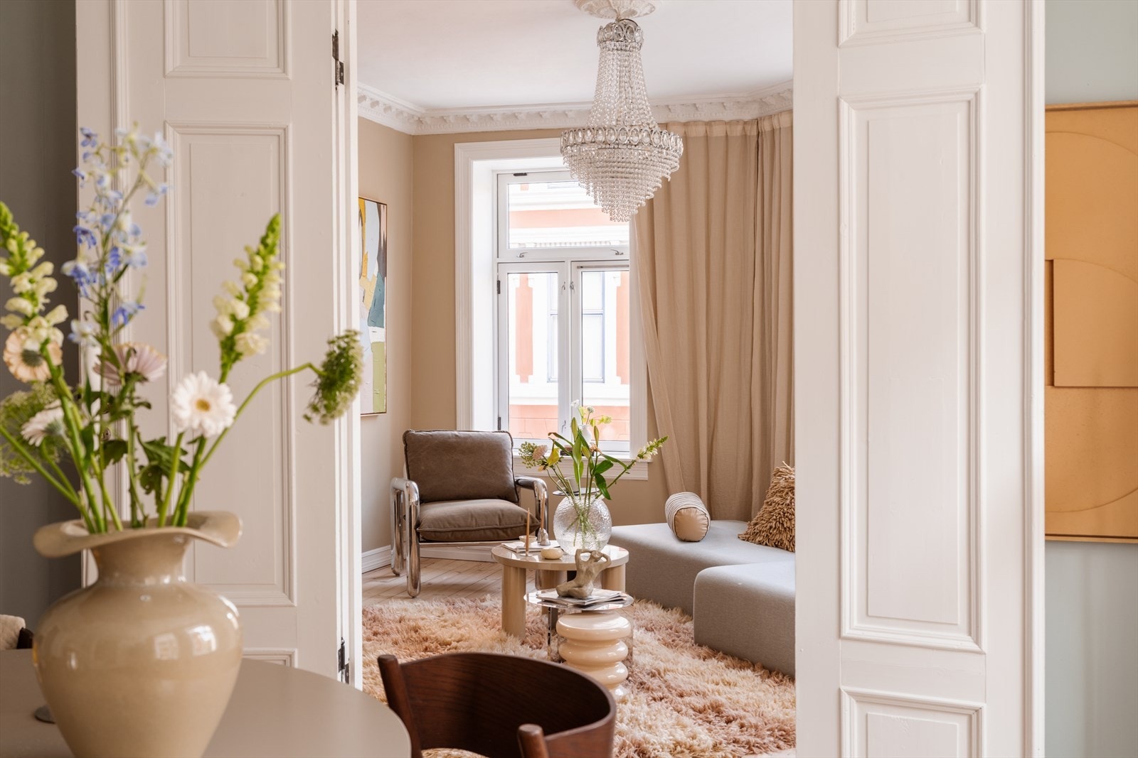 Fløydøren skiller oppholdsrommene. Galleribilde