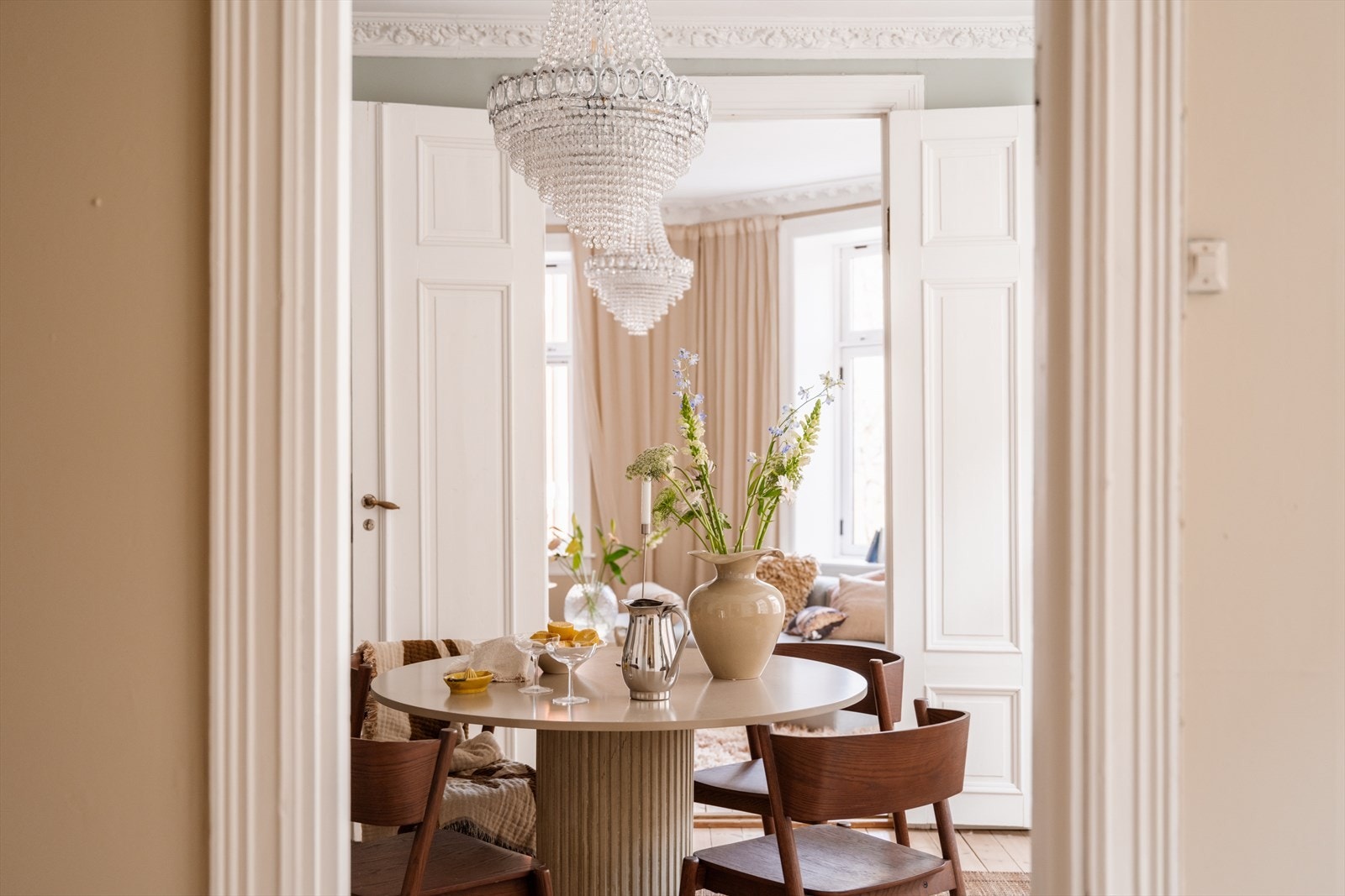 Vakker, klassisk og gjennnomgående hjørneleilighet sentralt på Fredensborg. Galleribilde