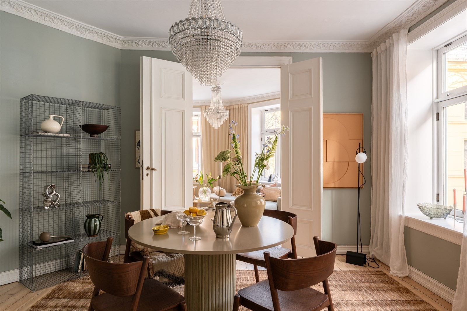 Originale tregulv og takhøyde på ca. 292cm. Galleribilde