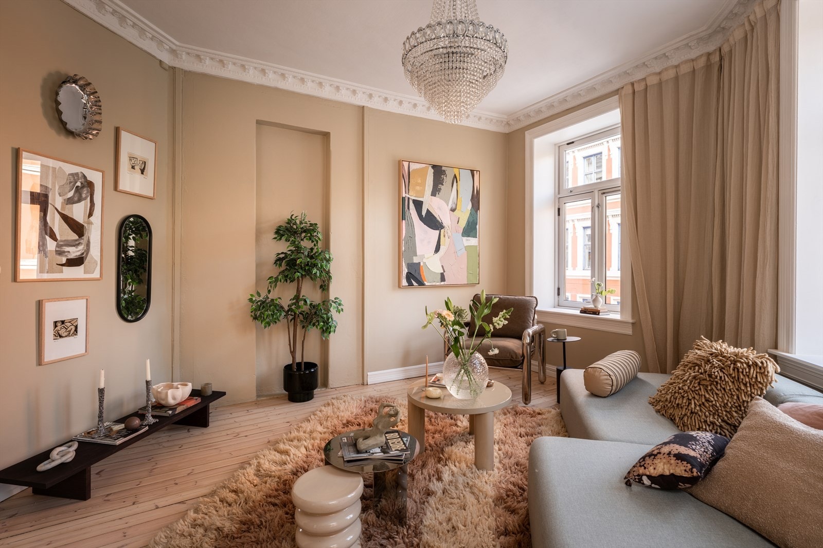 Den gjennomgående planløsningen gir en luftig romfølelse. Galleribilde