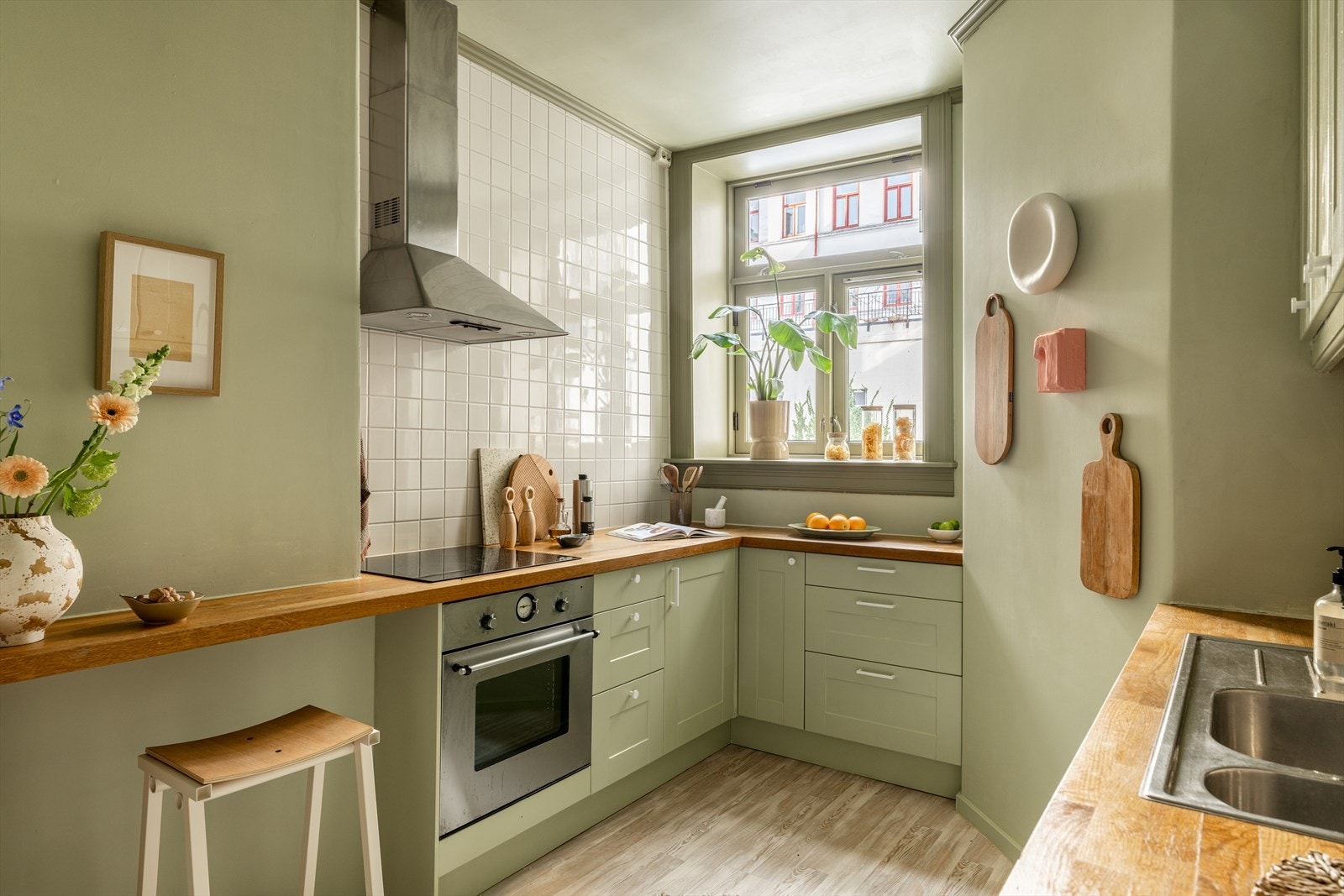 Kjøkkenet har integrerte hvitevarer som stekeovn og keramisk platetopp. Galleribilde