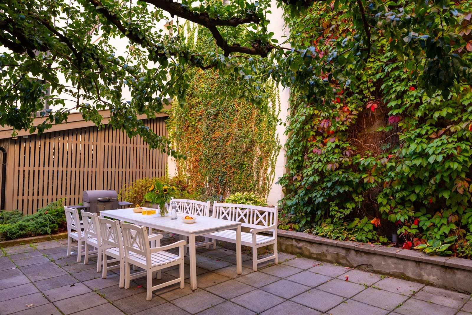 Borettslaget disponerer en stor og skjermet bakgård for beboerne. Galleribilde