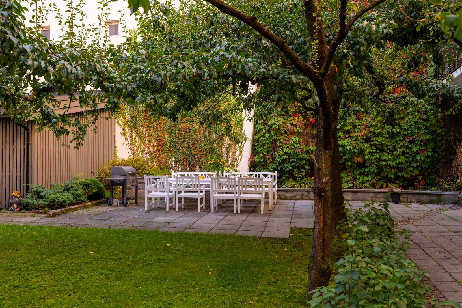 En felles sittegruppe og grill er tilgjengelig for sosiale sammenkomster. Galleribilde