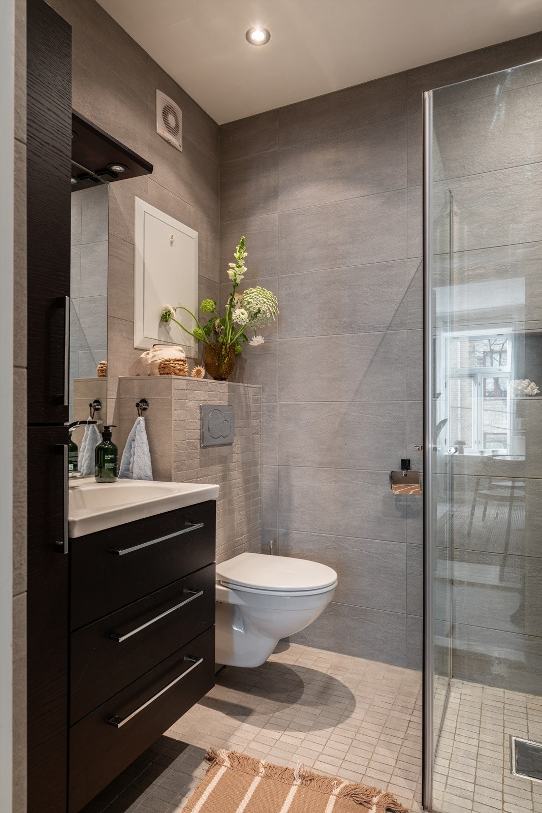 Badet er helfliset og har vegghengt toalett. Galleribilde