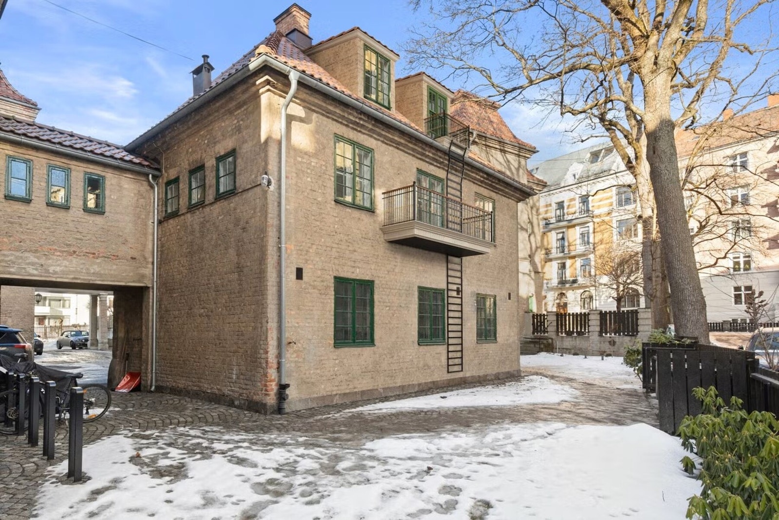 Illustrasjonsbilde av godkjent fasade med arker, brannbalkong og balkong. Galleribilde