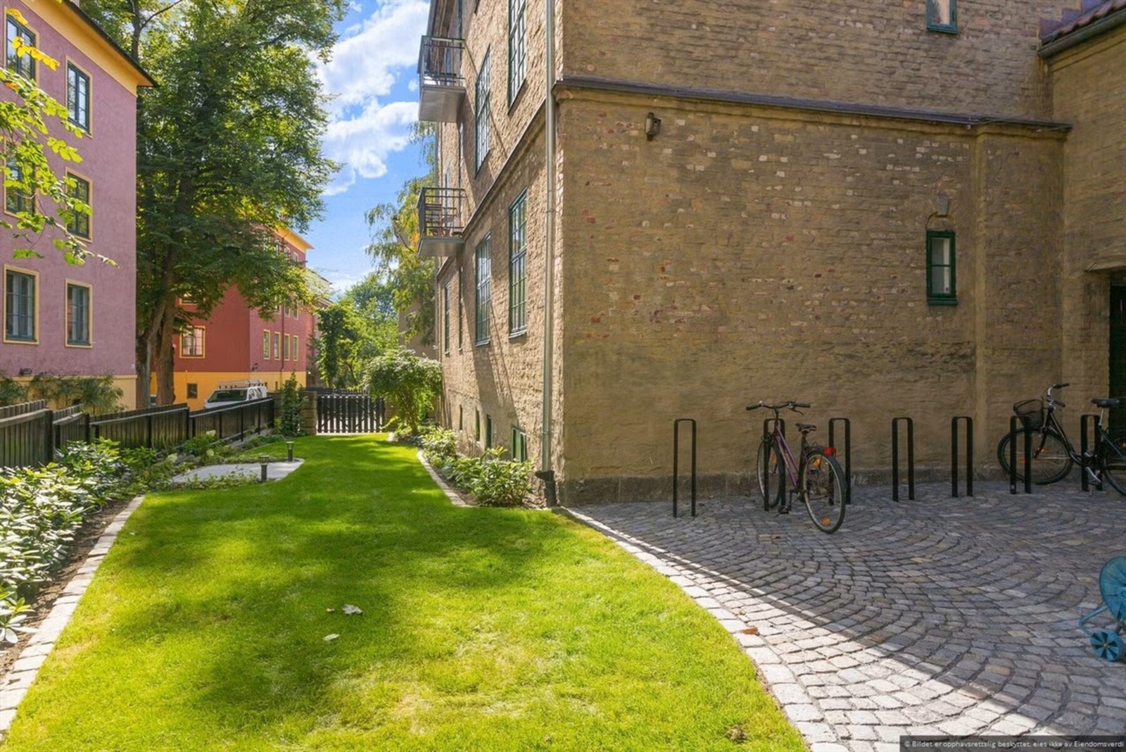 På baksiden er det tilgang til denne flotte grønne lungen midt i byen. Galleribilde