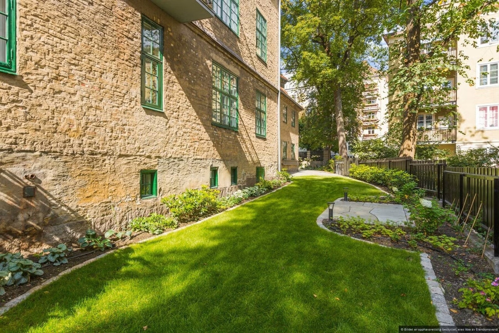 Felles hage ble opparbeidet med ny beplanting og plen i 2021. Galleribilde