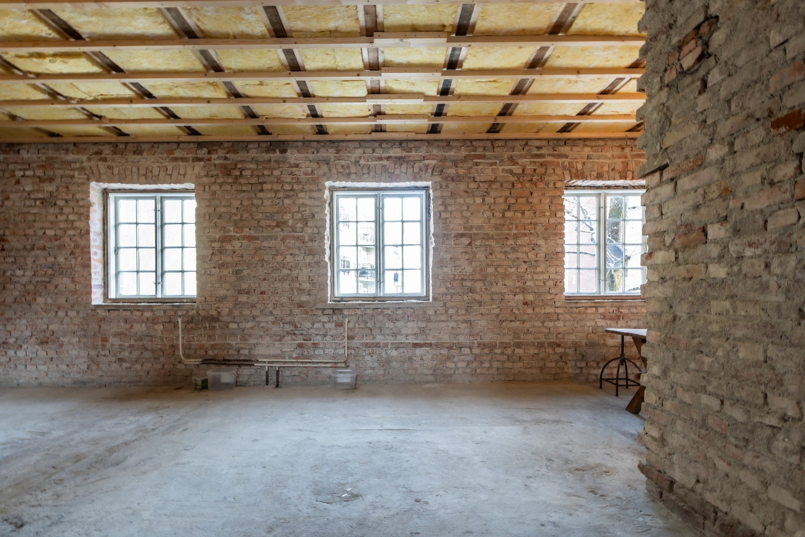 Boligen er rensket, arbeidene er startet og tilrettelagt for gjenoppbygging/rehabilitering.
Balkongen er godkjent fra det midterste vinduet, ut mot hagen og gårdstun i retning Niels Juels gate. Galleribilde