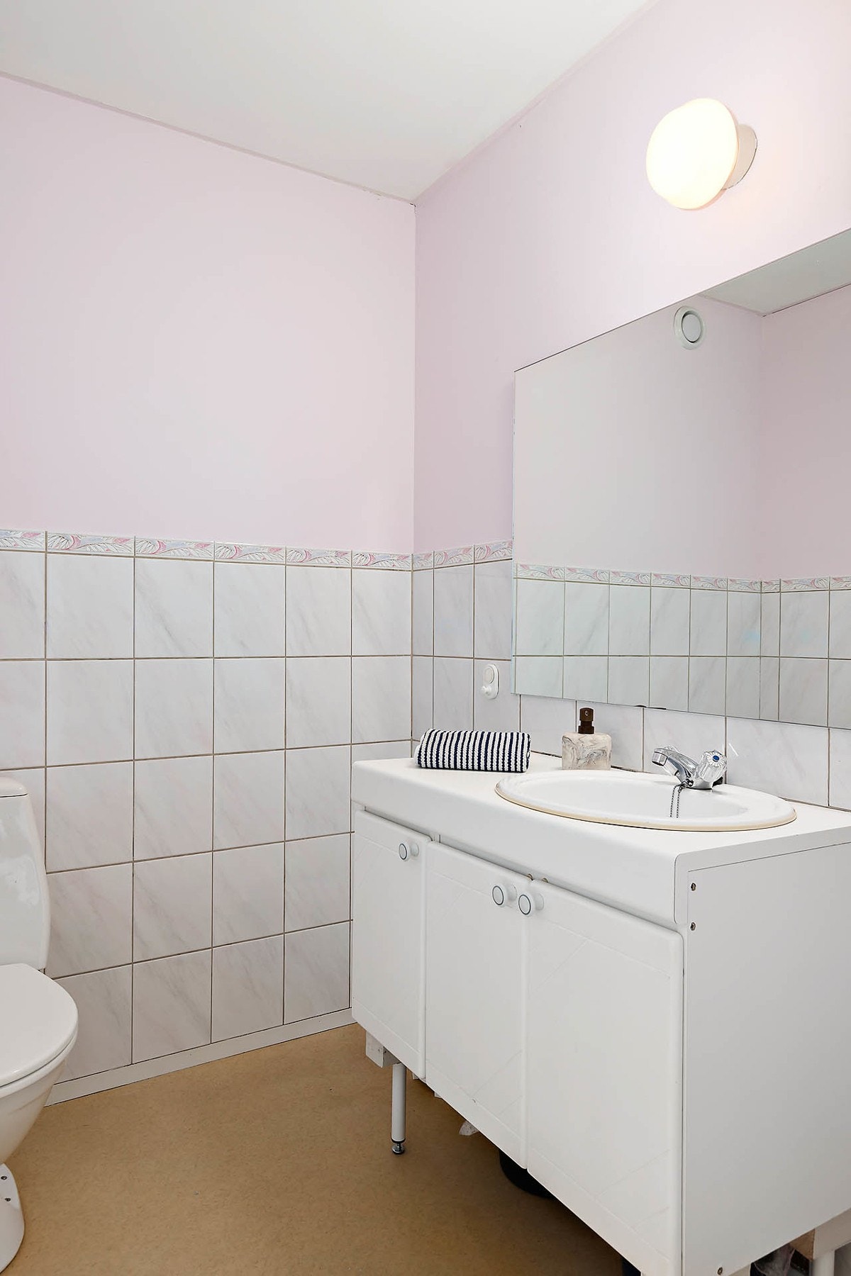 Separat toalettrom med adkomst fra gangen. Galleribilde