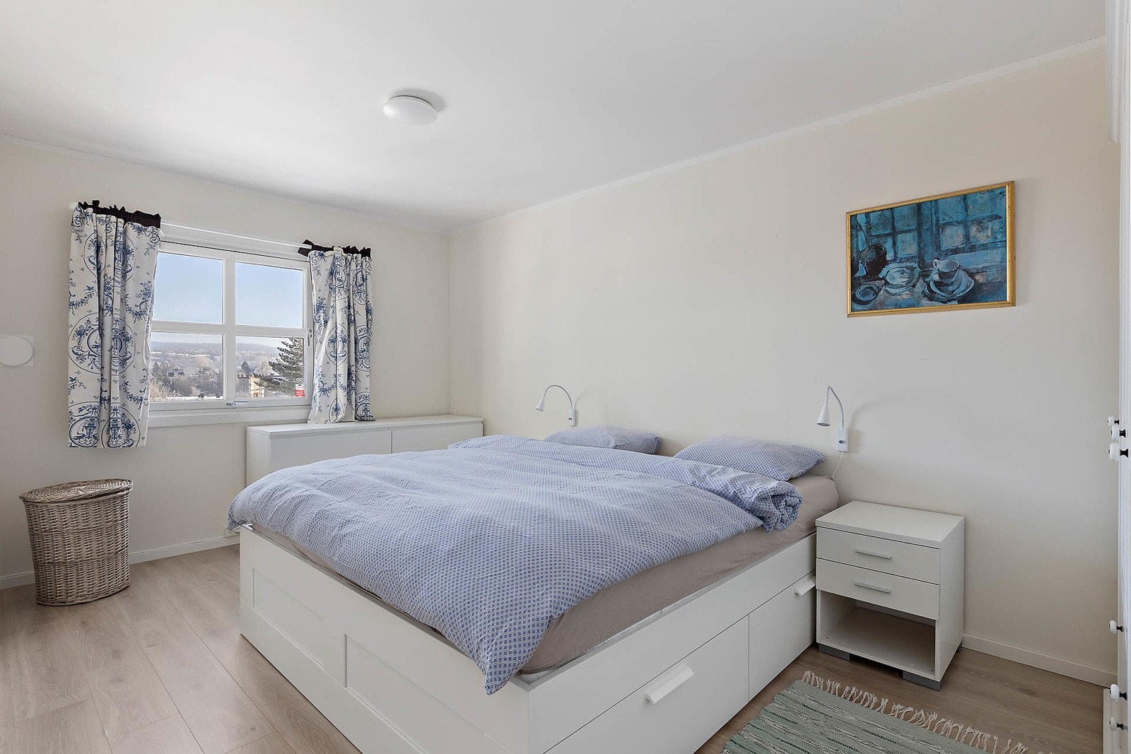 Leiligheten har 3 soverom, det største soverommet har god plass til dobbelseng, nattbord mm. Garderobeskap medfølger. Galleribilde