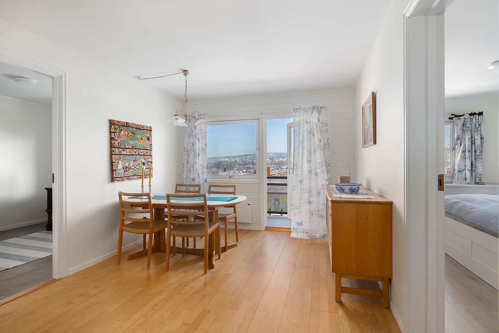 Spisestuen ligger fint til i tilknytning til kjøkken. Galleribilde