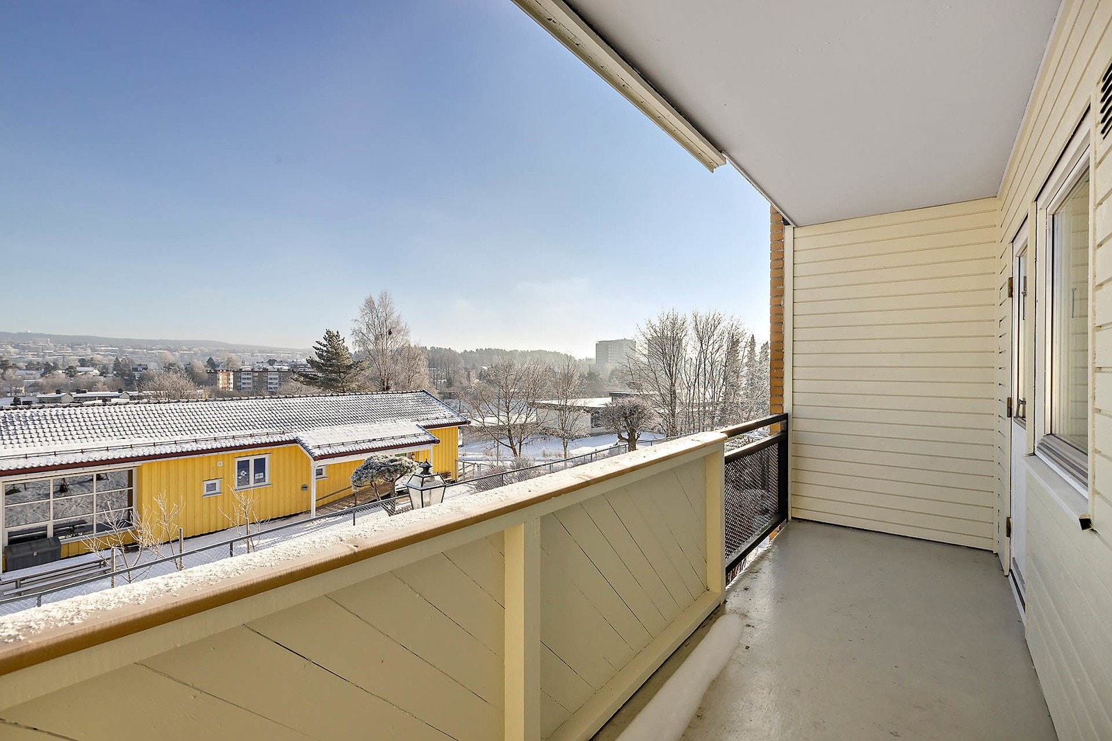 Fra spisestuen er det utgang til 6 kvm østvendt balkong med morgensol. 1 bod på balkongen. Galleribilde