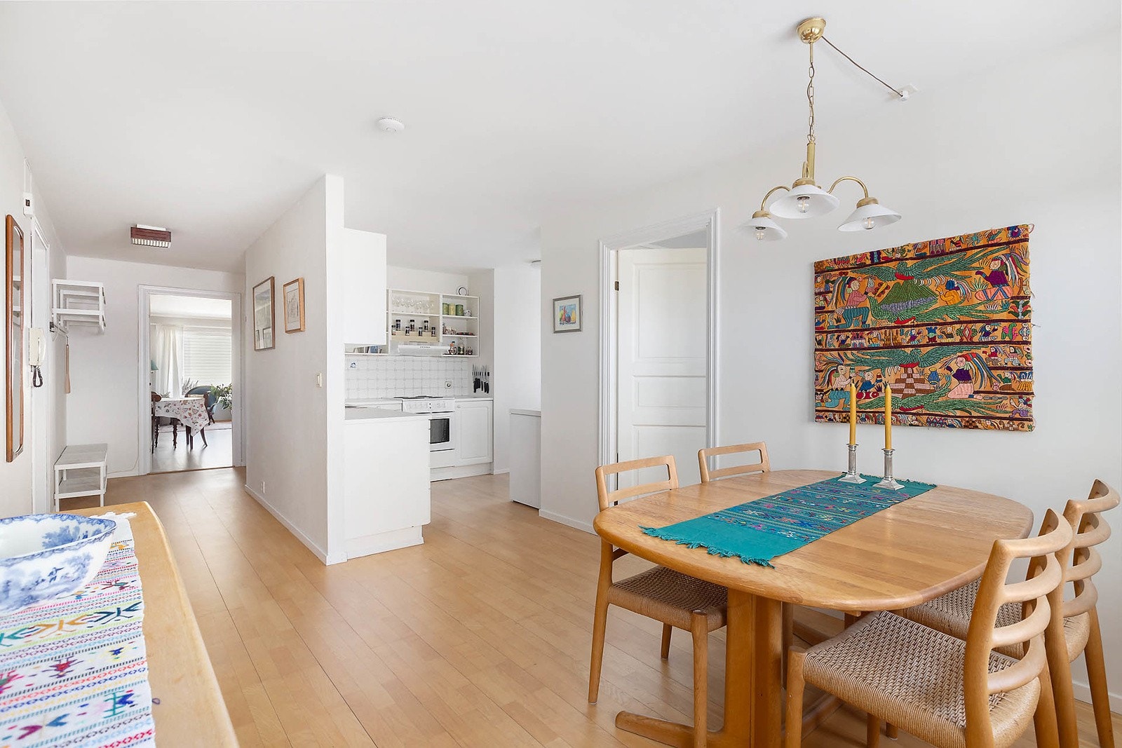 Lys og gjennomgående leilighet med 3 soverom. Galleribilde