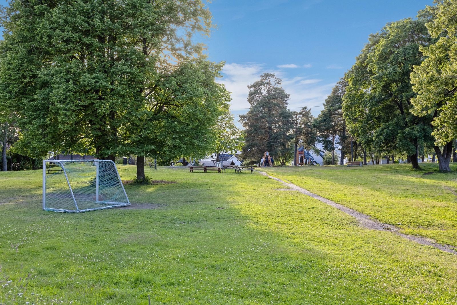 Få minutters gange til Høyenhallparken og Andedammen der det blant annet arrangeres skøytekarneval, fakkeltog og St. Hans feiring. Galleribilde