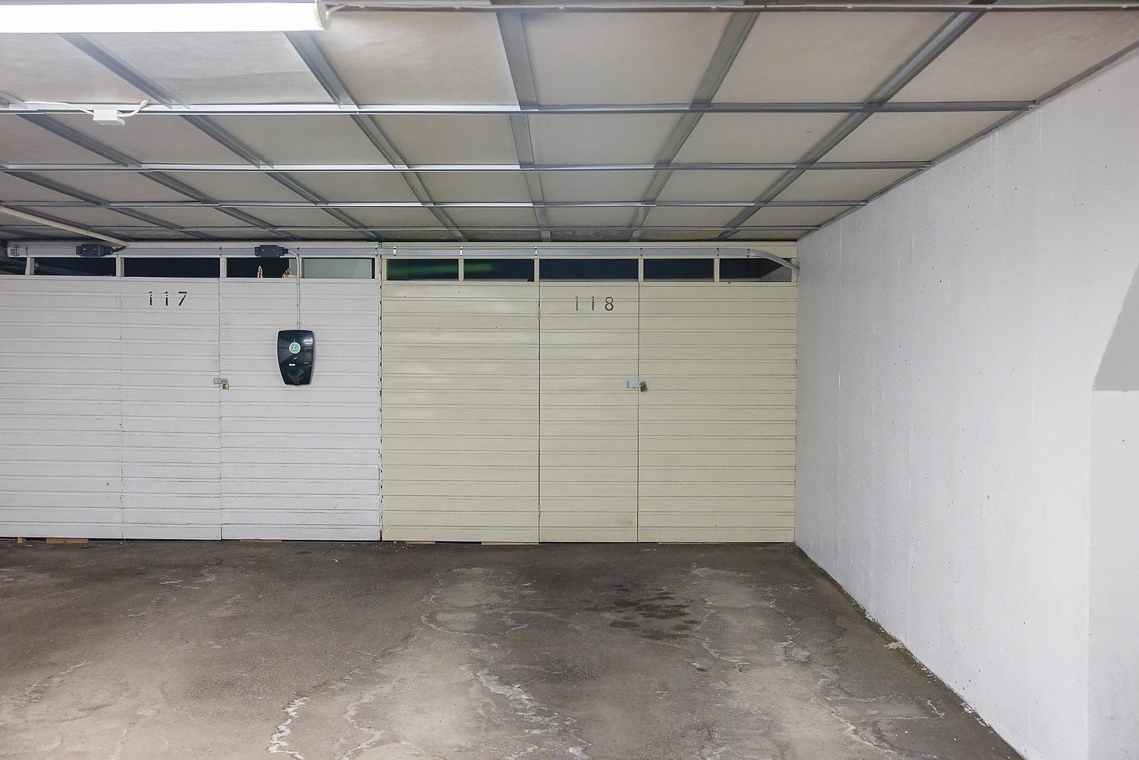 Garasjeplass i felles garasjeanlegg under blokken medfølger. Det er tilrettelagt for el bil lading i garasjeanlegget. Ladeboks må kjøpes og monteres av hver enkelt beboer. Galleribilde