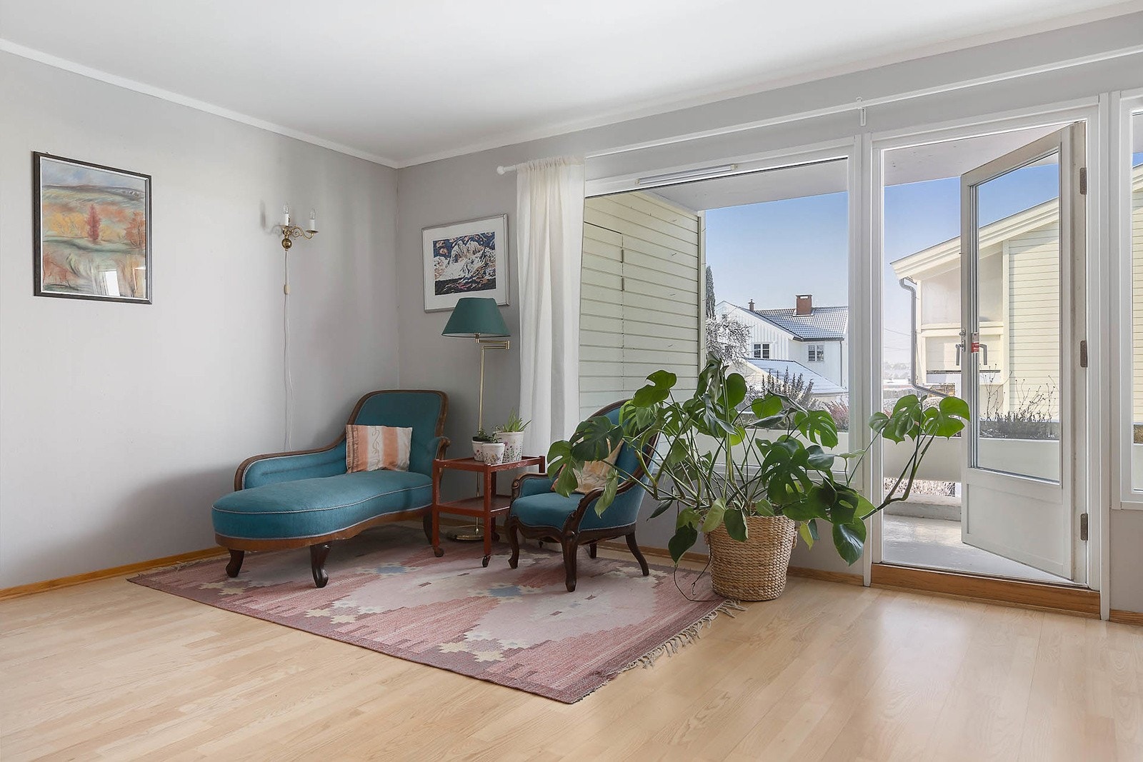 Stue med direkte adkomst til 10 kvm vestvendt terrasse med gode solforhold. Galleribilde