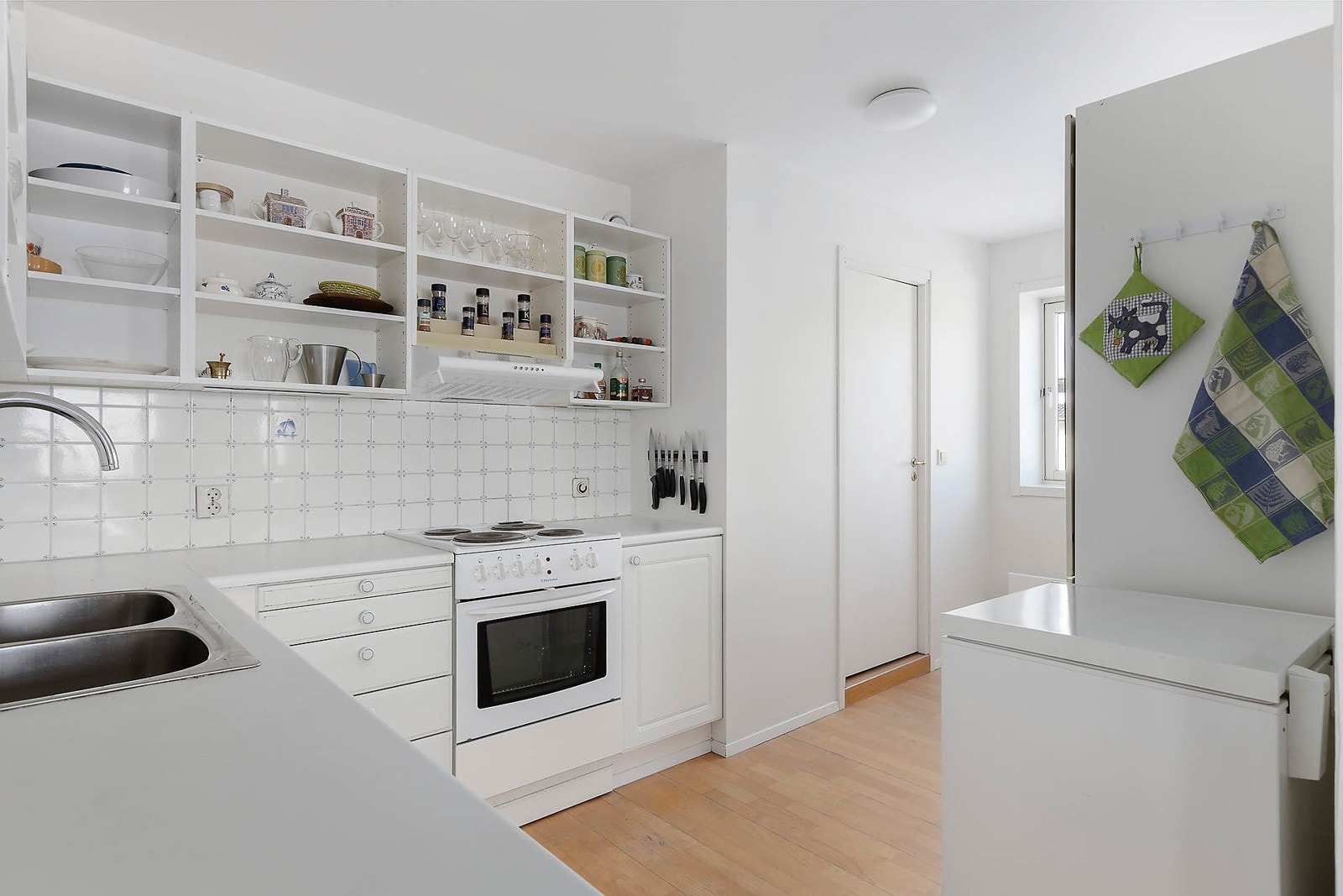 Romslig kjøkken med ekstra vindu på gavlveggen som gir godt med lys inn. Galleribilde