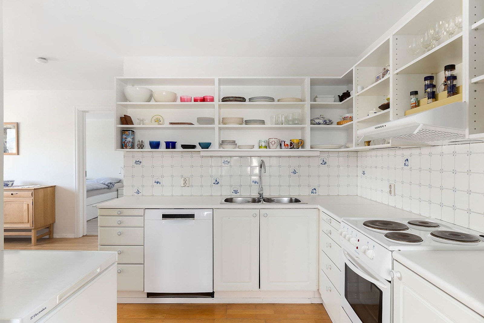 Eldre kjøkken med åpen løsning og stort potensiale. Galleribilde