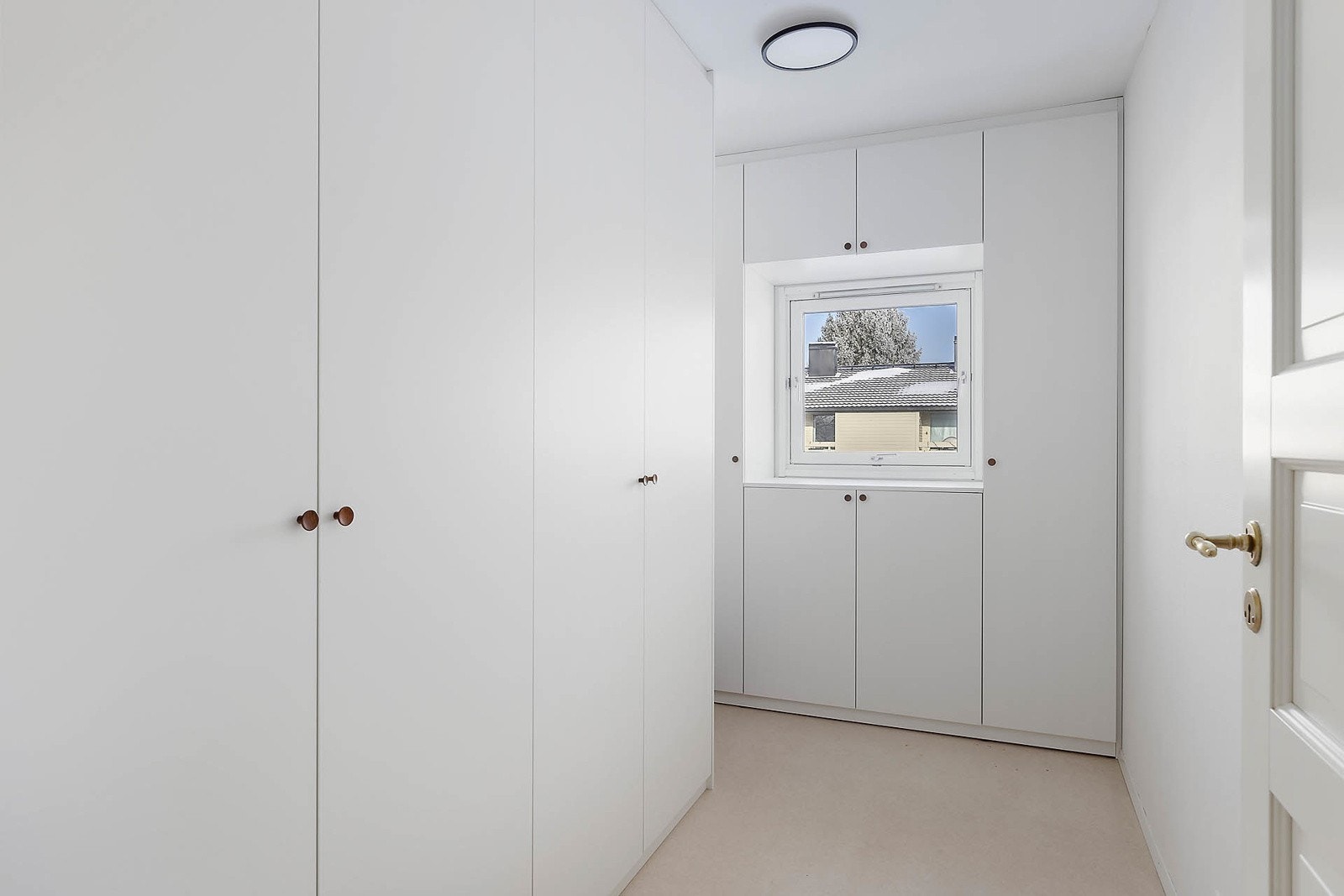 Soverom III har adkomst fra stuen og benyttes som omkledningsrom. Garderobeskap medfølger. Galleribilde