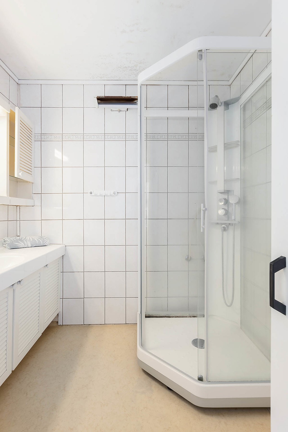 Badet har adkomst fra kjøkkensiden. Galleribilde