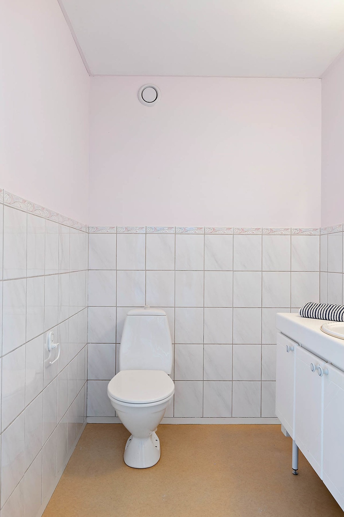 Separat toalettrom som er utstyrt med toalett og servant med underskap. Galleribilde