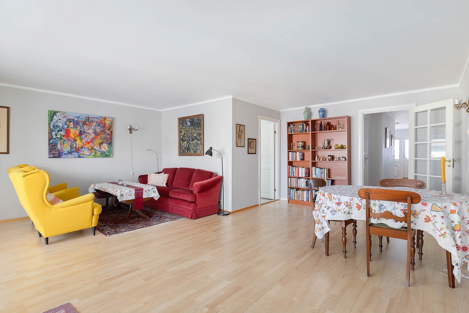 Stue med god plass til spisebord i tillegg til sofagruppe. Galleribilde