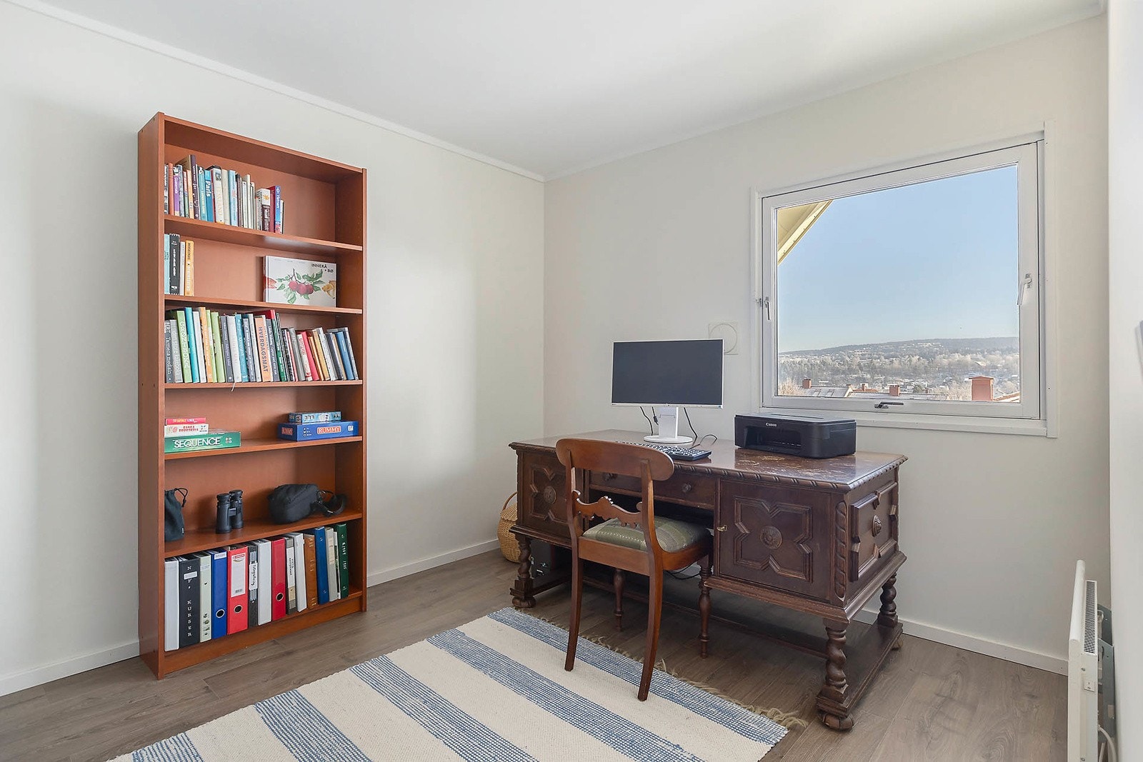 Soverom II er også av god størrelse og har nymalte vegger og tak. Rommet er innredet til kontor, men egner seg godt som barne/- og ungdomsrom. Galleribilde