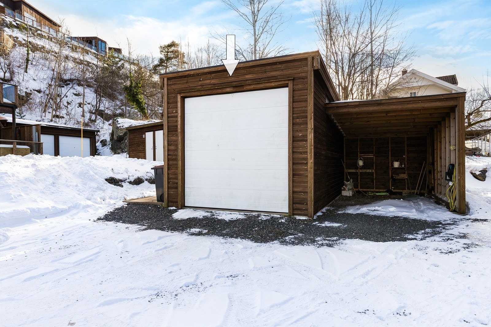 Romslig garasje med ekstra takhøyde, godt tilpasset større kjøretøy feks. bobil. Galleribilde
