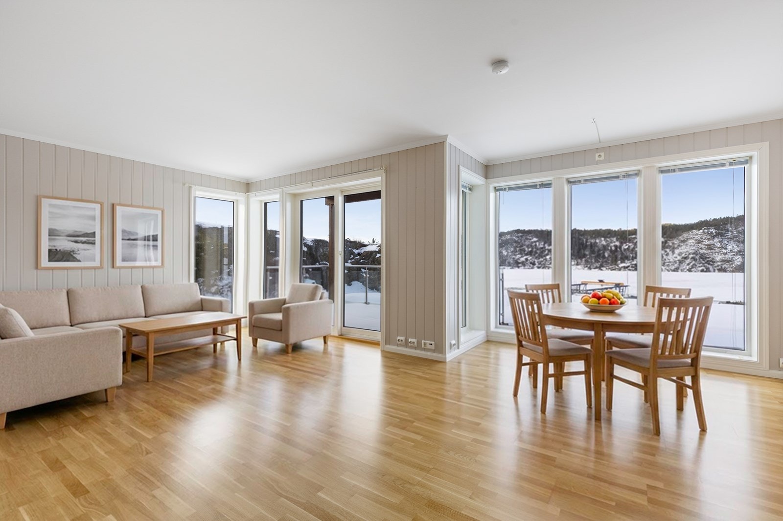 Lys og romslig stue med direkte utgang til terrasse og flott utsikt. Galleribilde