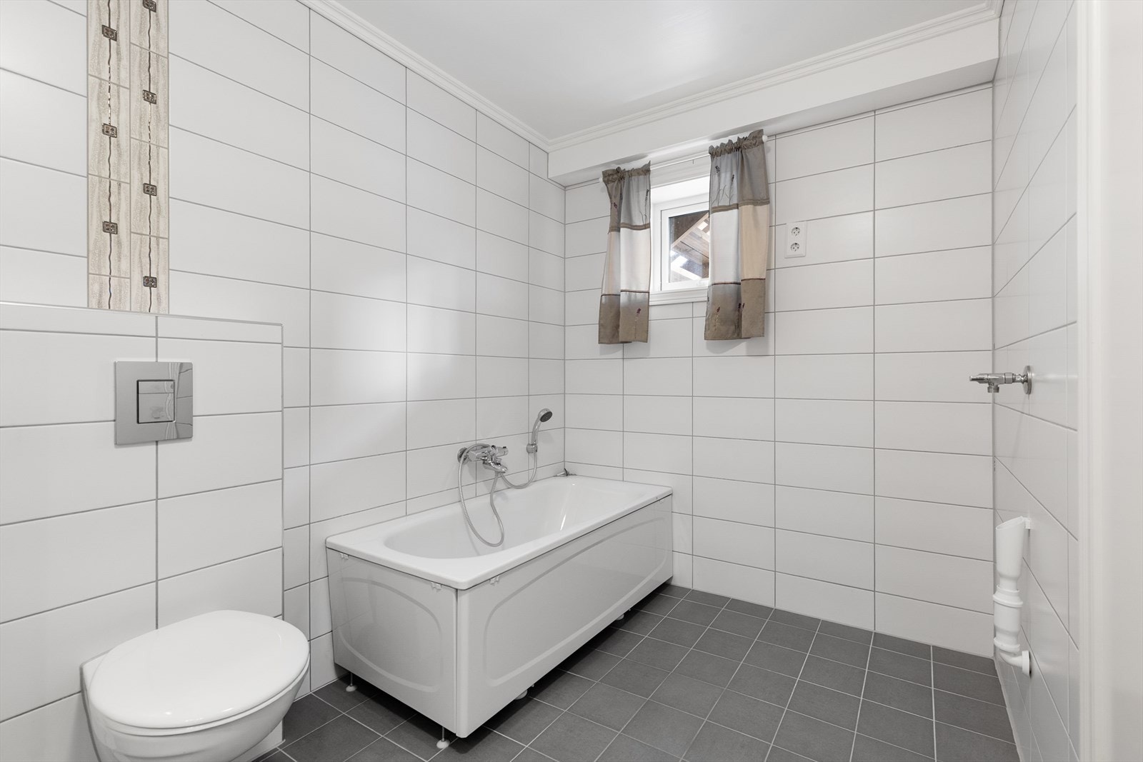 Badekar og opplegg for vaskemaskin. Galleribilde