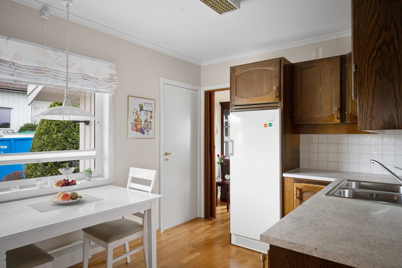 Kjøkkenet med dør inn til bakgang og trapp ned til underetasjen Galleribilde