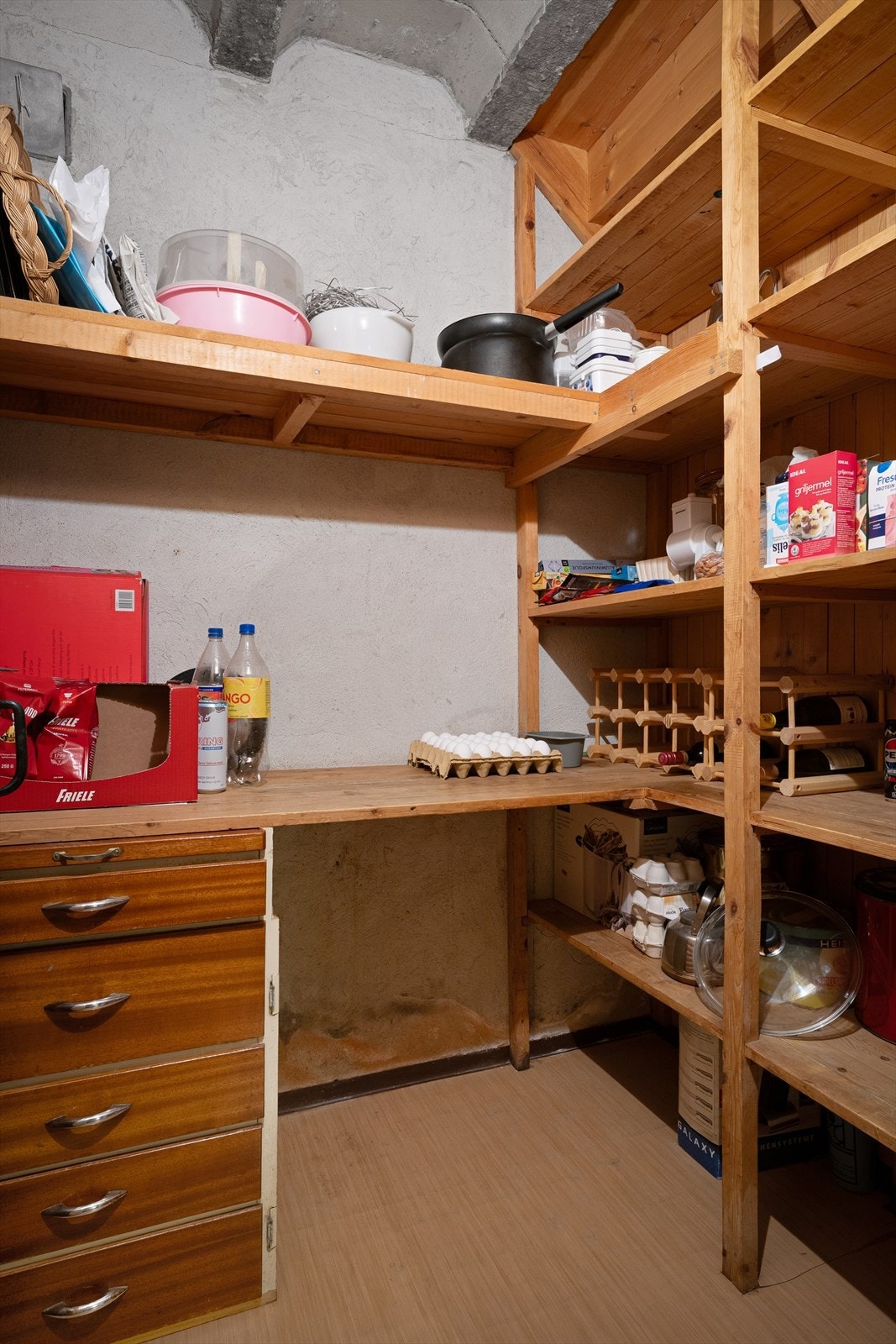 Meget god bod og lagringsplass i underetasjen Galleribilde