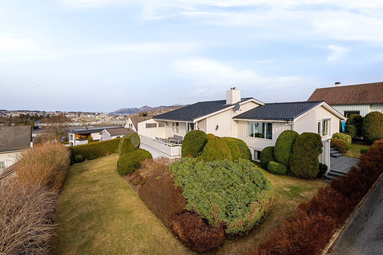 Det er kort og enkel tilgang til turstiene rundt Stokkalandsvannet, perfekt for hverdagsturer og helgeutflukter. Området byr på et rikt utvalg av lekeplasser og store grøntområder, noe som gjør det til et ekte barneparadis. (Foto: Stian Dirdal) Galleribilde