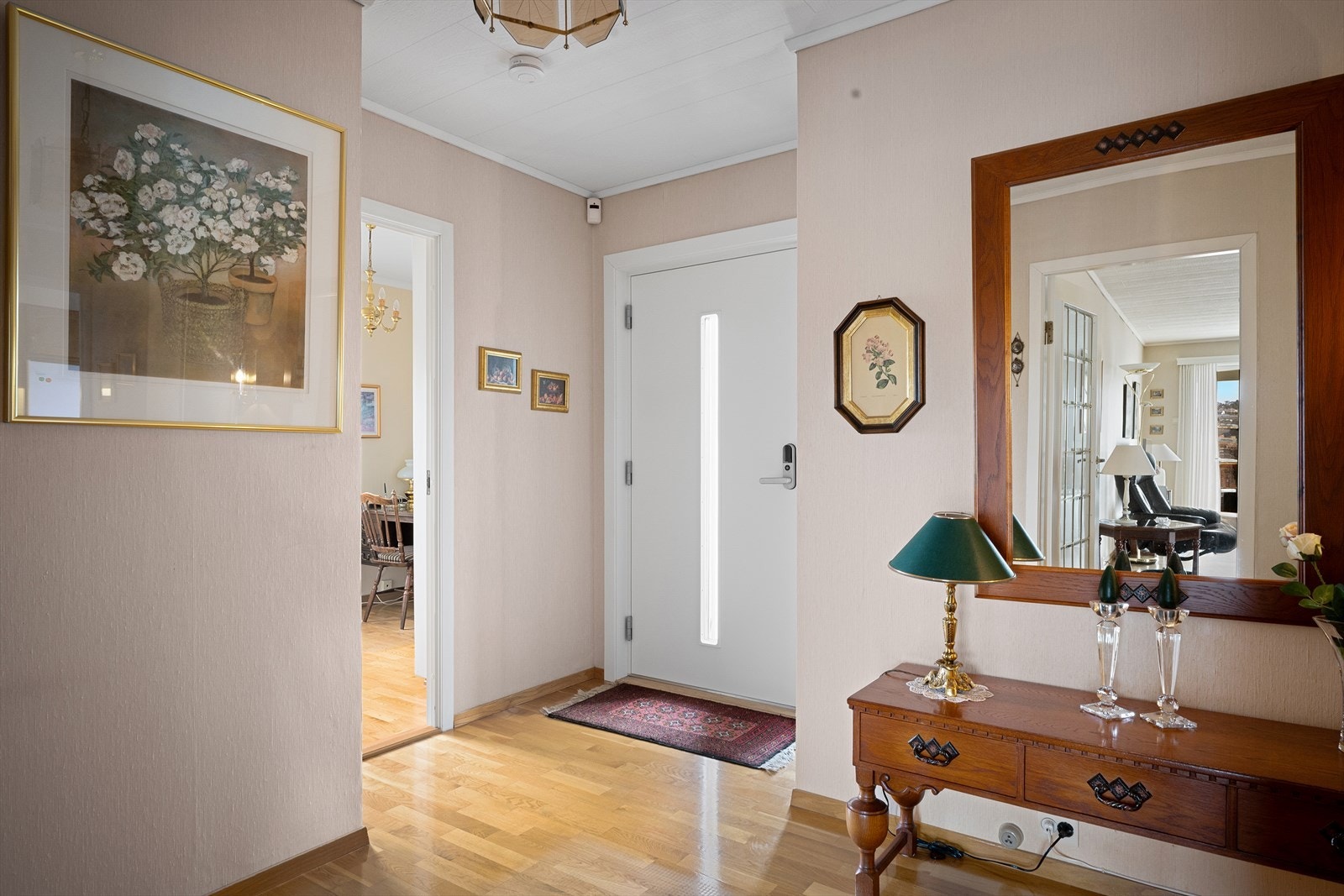 Gang med god plass til å henge fra seg klær og sko Galleribilde